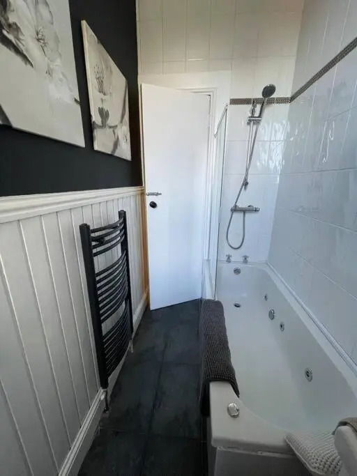 Traditional apt close to city centre & Hampden