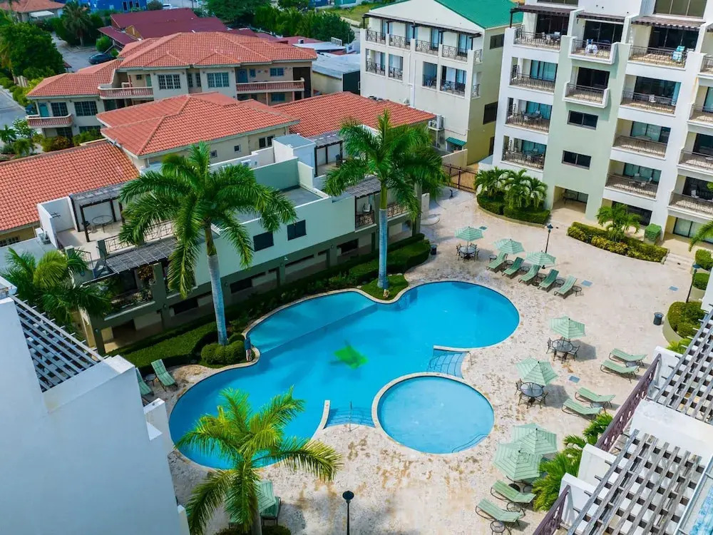 Beautiful 2BR Condo w Large Balcony in Palm Beach