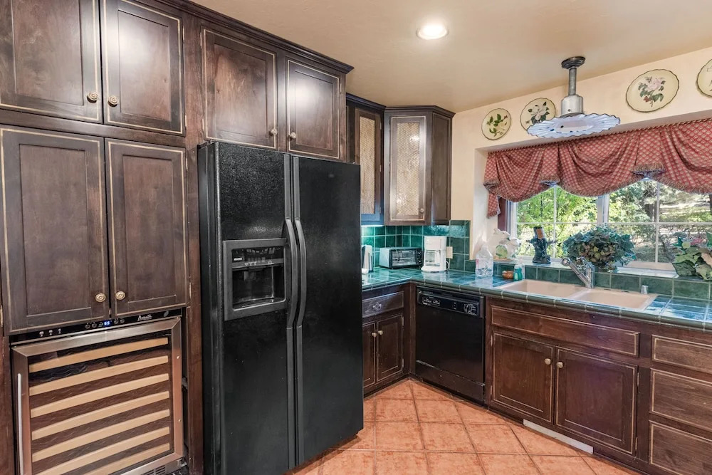 Big Bear Villa - Walk to Lake ad Village! Hot Tub, Jet Tub and so much more