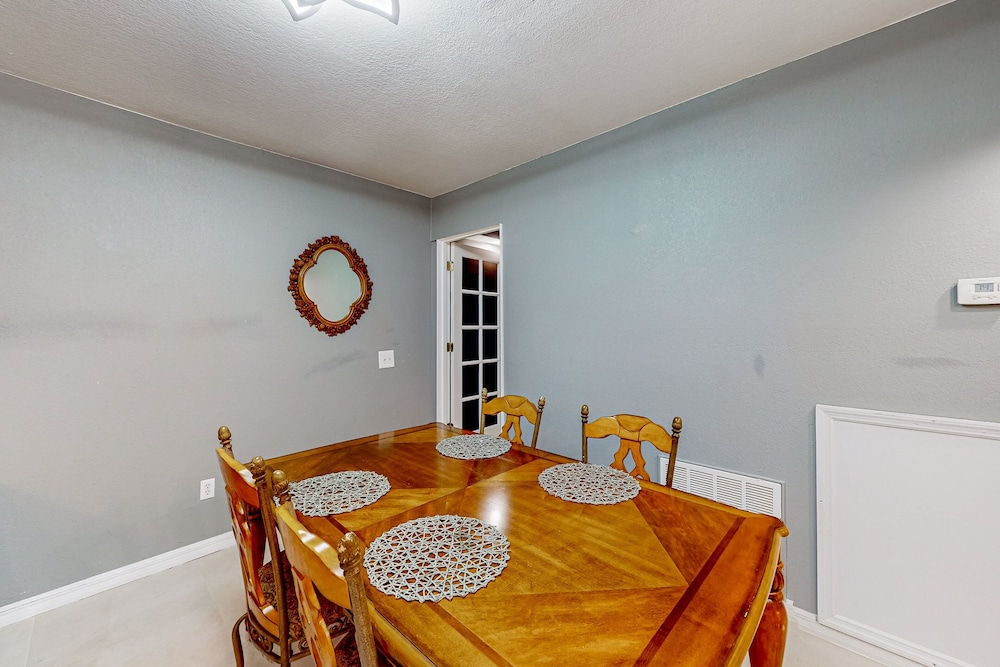 Comfortable Townhome Near Disney With Athletic Courts & Pool Access, Patio, & AC
