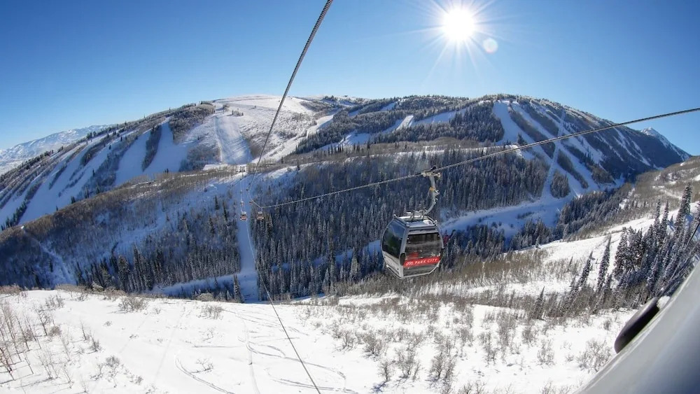 New Listing! Designer Ski-in/ski-out W/ Pool & Gym 3 Bedroom Condo