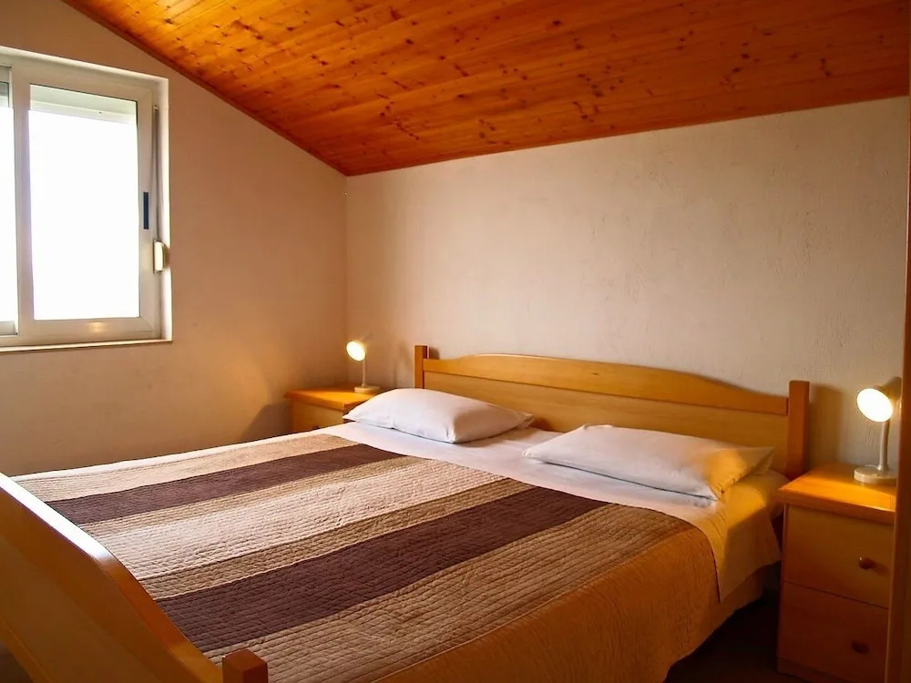 Sea View Apartment Reno, Sleeps 5