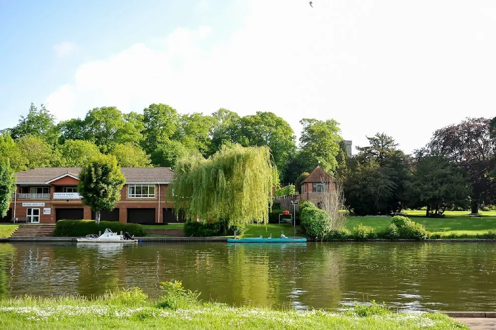 Select Serviced Accommodation - Summit House