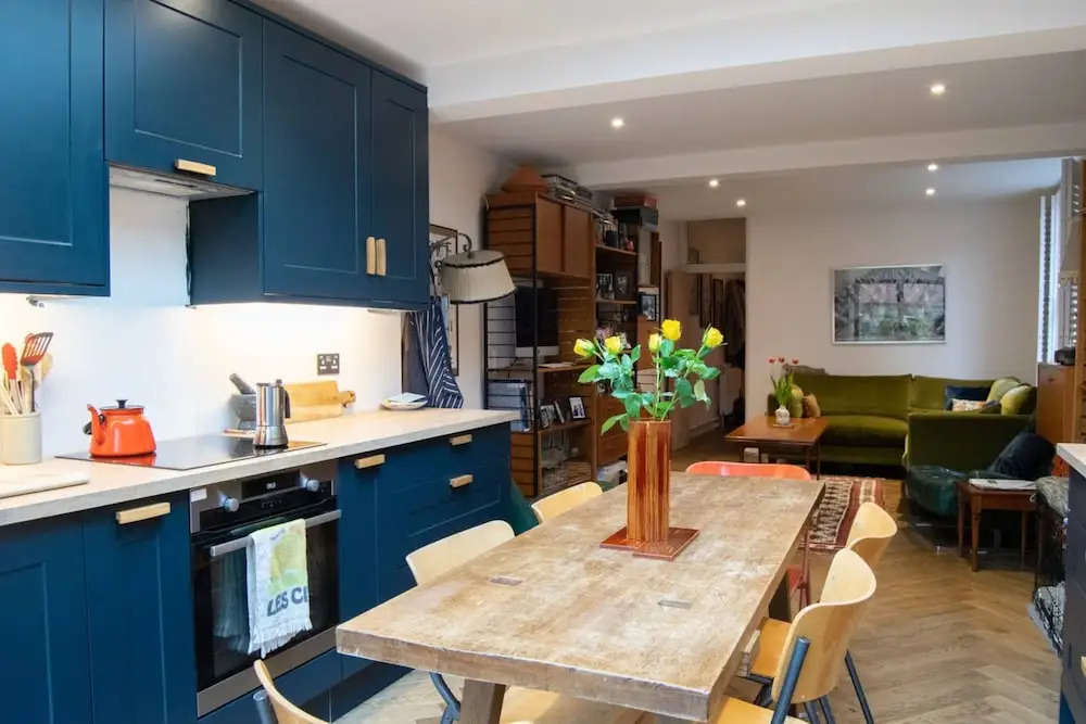 2 Bedroom West London Home With Excellent Connections