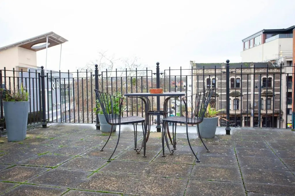 Quirky Cardiff Bay Hen House Sleeps 14-16