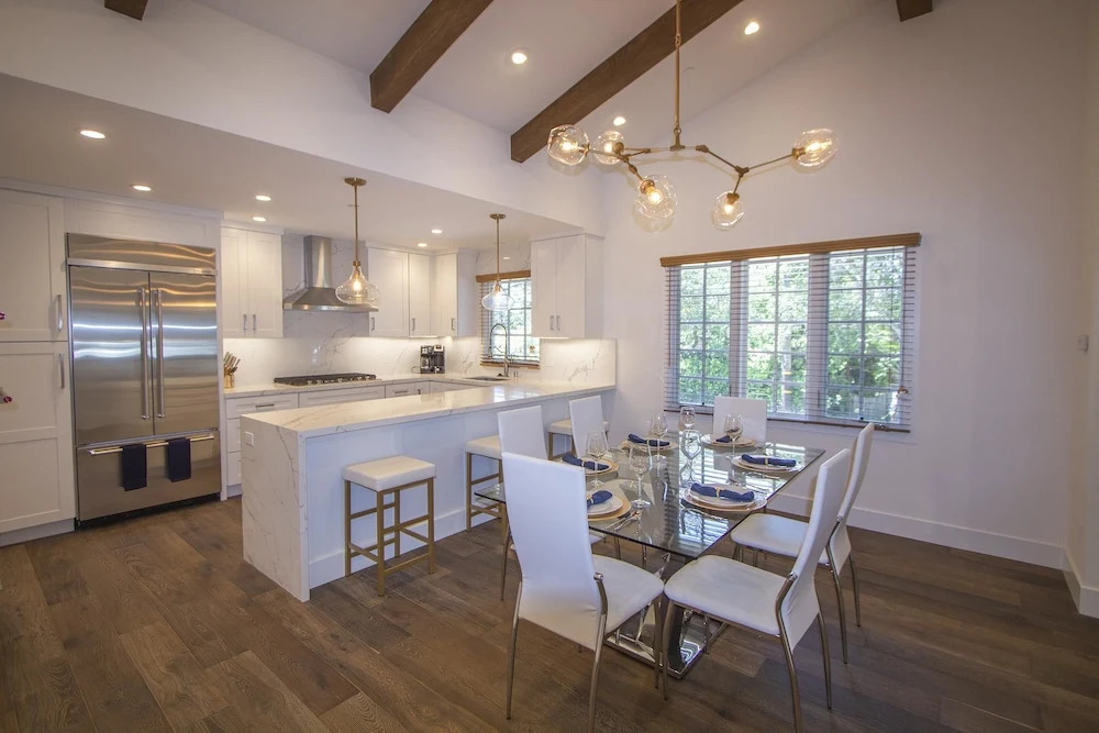 Beautifully Remodled 3/3 Walk To Shops, Restaurants, Close To World Class Golf