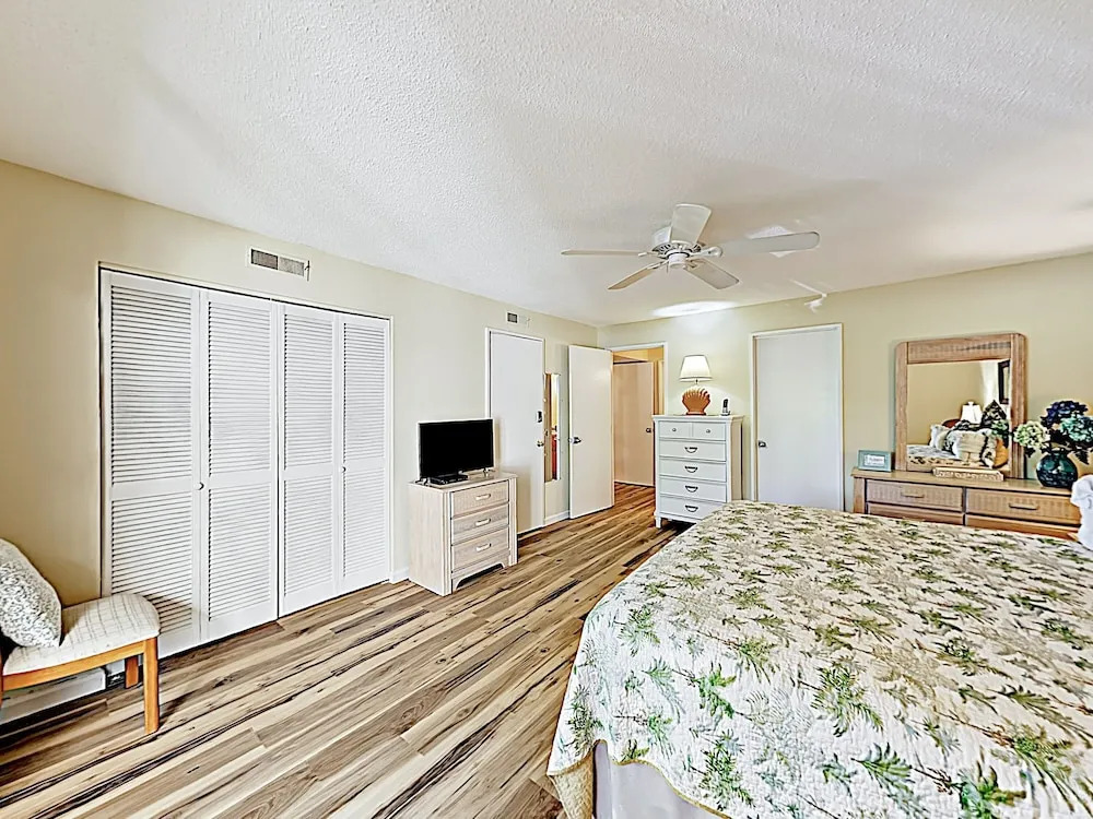 New Listing! Golf & Beach : 5 Pools & Tennis 2 Bedroom Condo