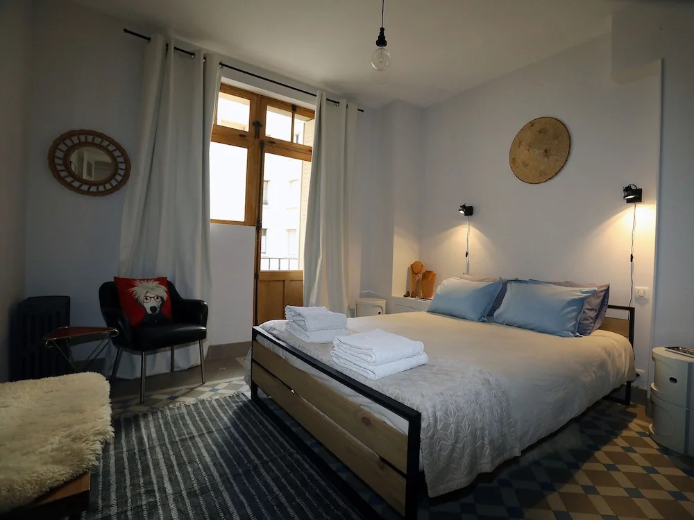 Annecy elegant downtown lakeview apartment