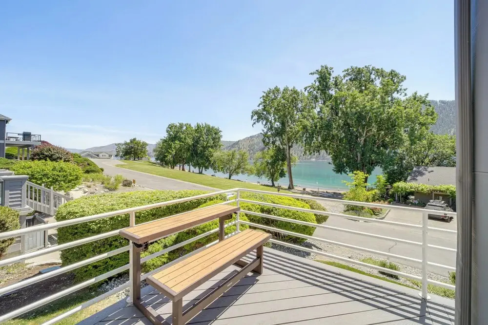 Modern Retreat w/ Hot Tub - Steps to Lake Chelan!
