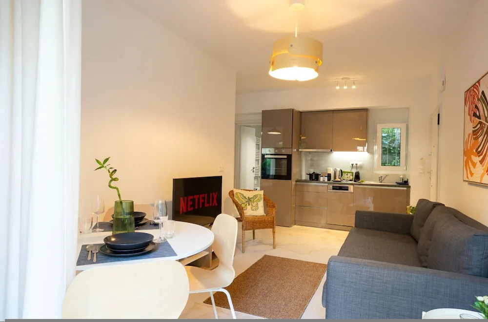 Renovated 2-bedroom Apt Near the Athenian Coast