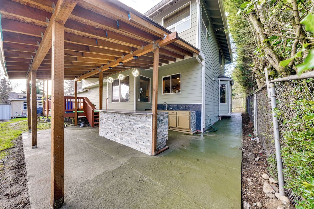 Pet-friendly Seatac Retreat 6 Mi to Puget Sound!
