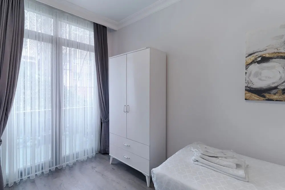 Gorgeous Central 2BR Condo w City Views