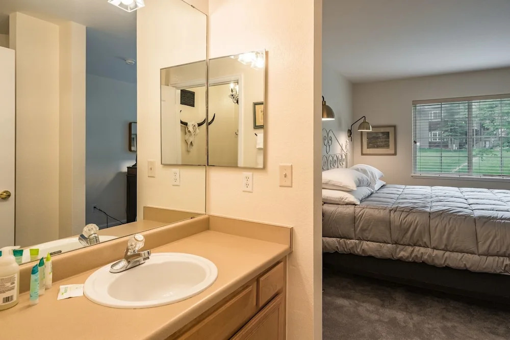 S 1425 2 Bedroom Condo by RedAwning