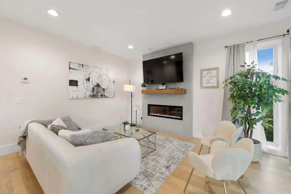 New Bright Condo Sleeping 8 by United Center