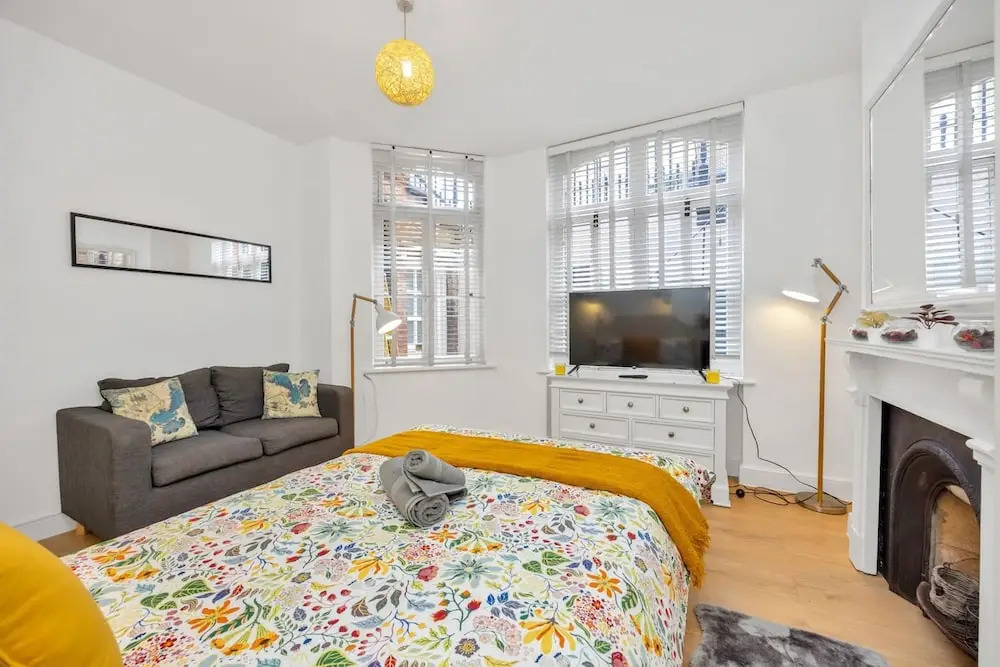 3 Bedroom 2 Bathroom Victorian Flat in Kensington
