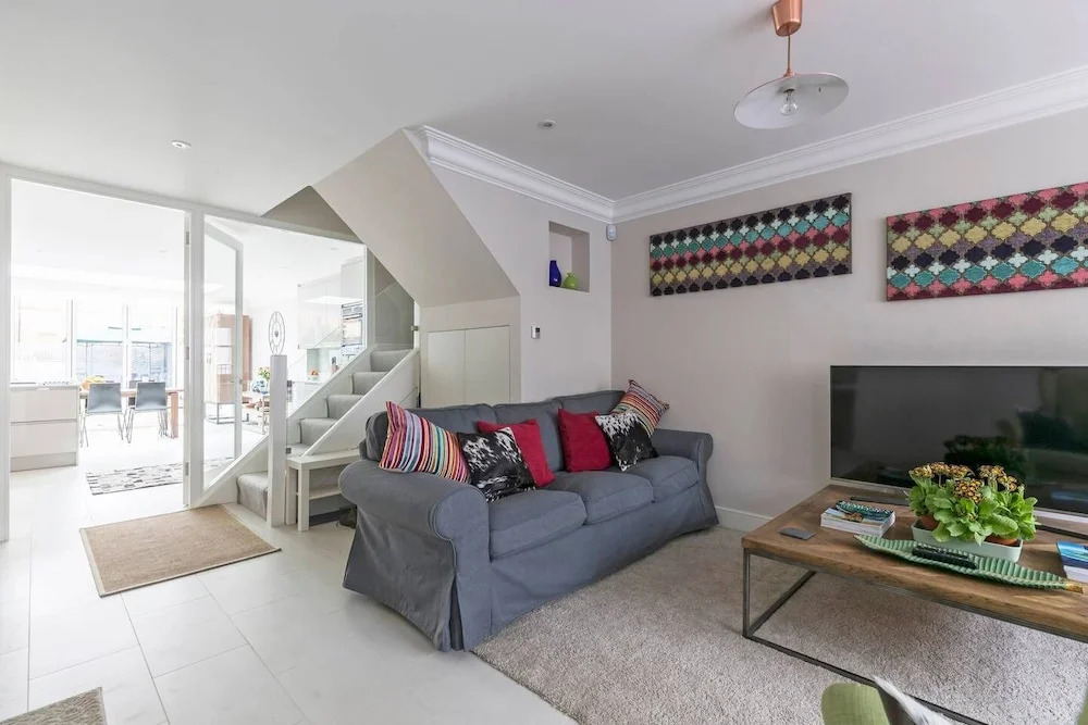 Gorgeous 5BR home with garden and parking in Battersea