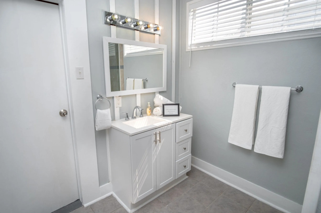 Remodeled Historic 1BR 1BA House Near Downtown