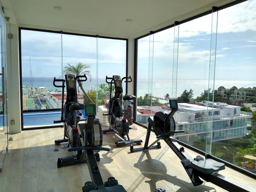 Ocean View From the Rooftop Pool! Only one Block to the Beach, Studio for 2