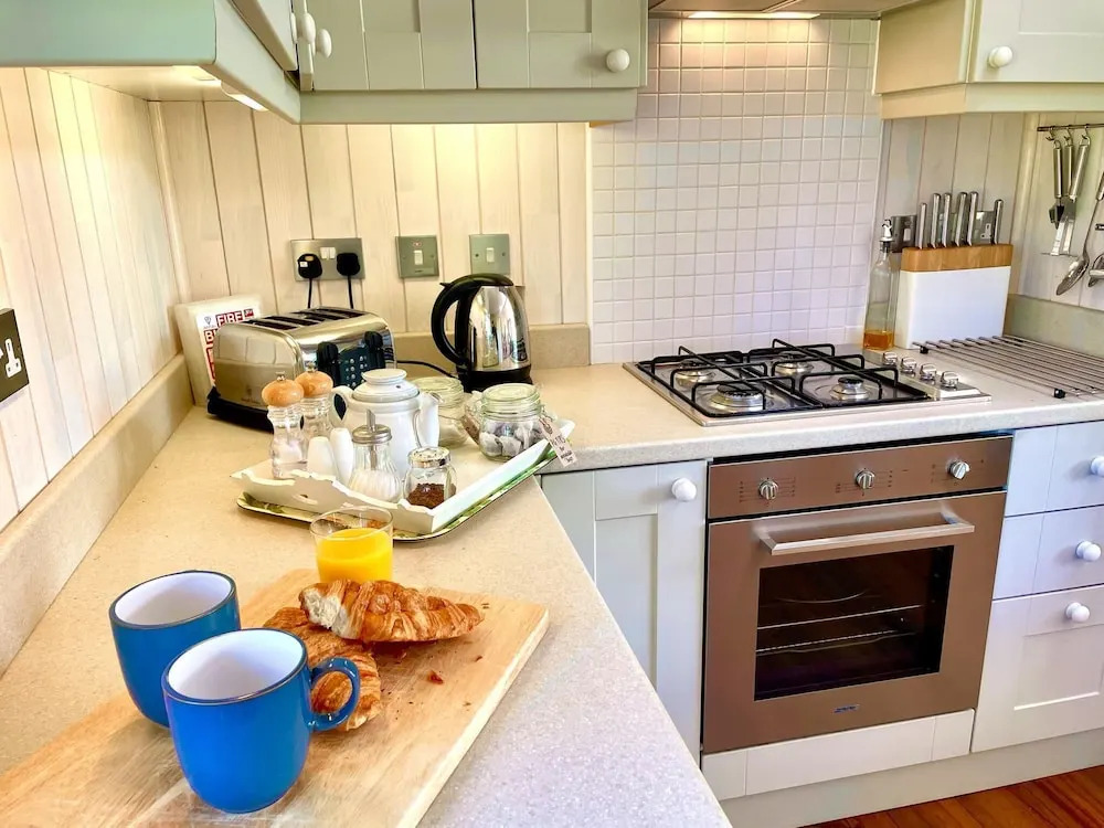 Holiday Lettings Beech Lodge - Stunning 6-bed King