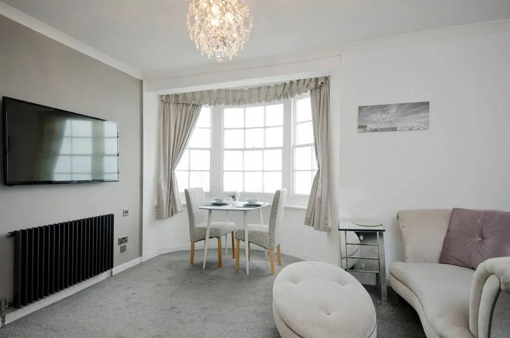 Seaview Regency Apartment With Private Parking