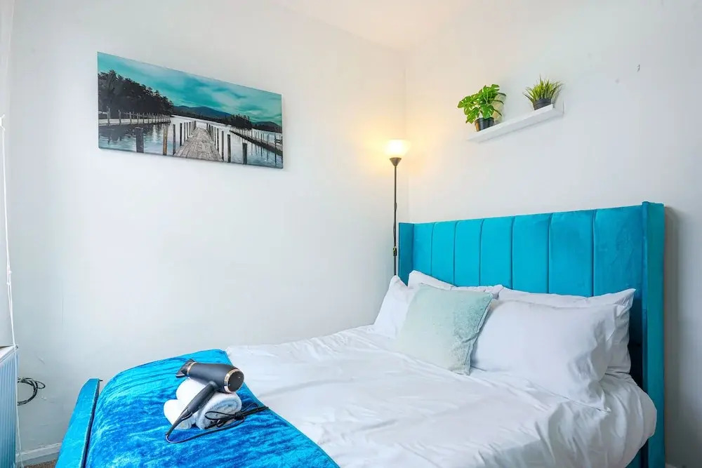 5 Bed House - Sleeps 10 - Parking - Wifi