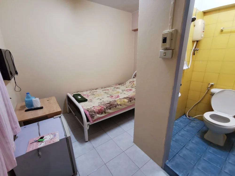 OYO Flight Hut Hotel