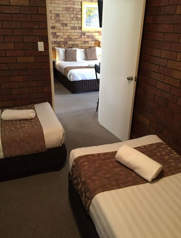 Ruthven Street Motor Inn
