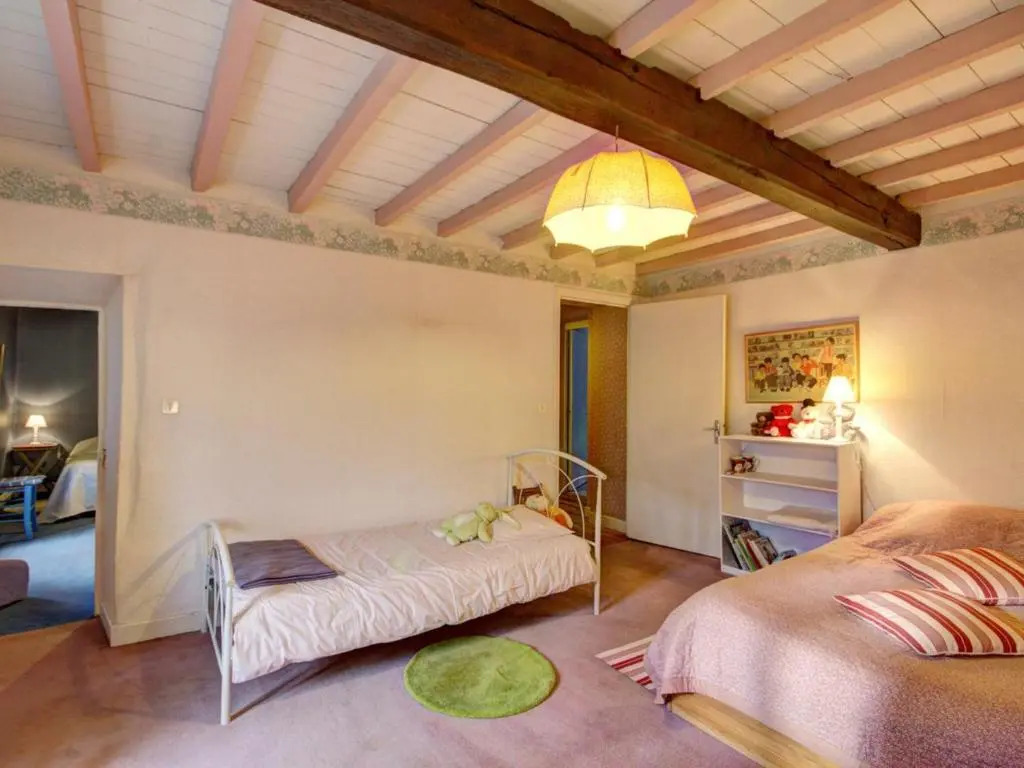 Gîte spacieux avec jardin calme et jeux denfants - FR-1-496-95