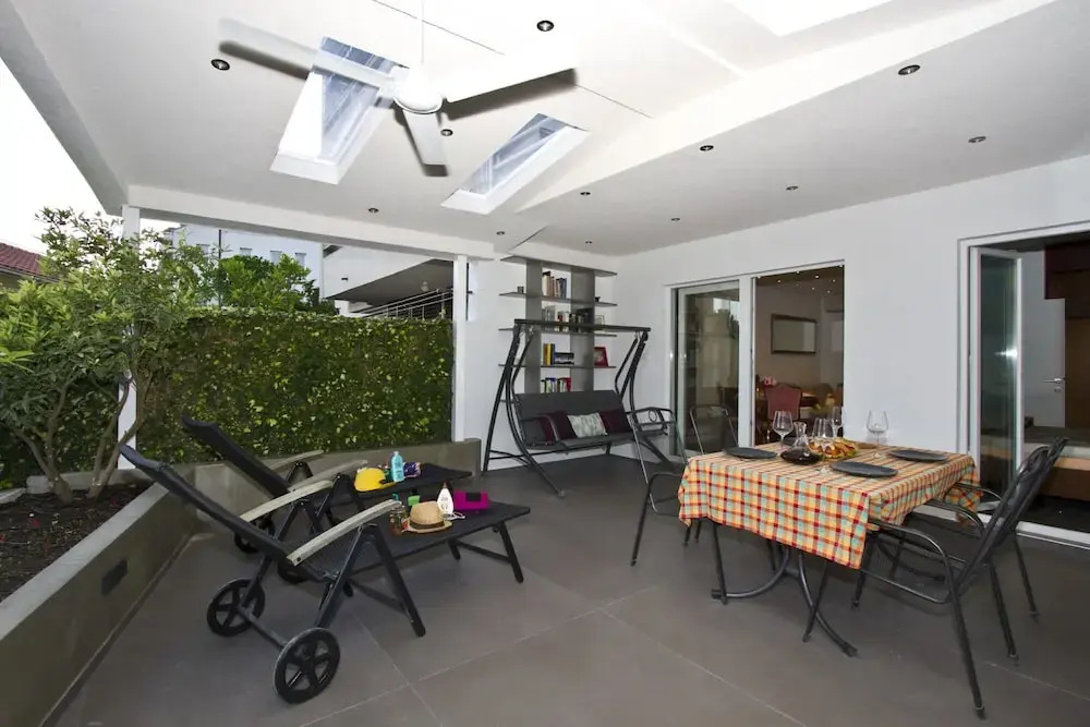 Luxury apt With Roofed Patio Near Beach & Center