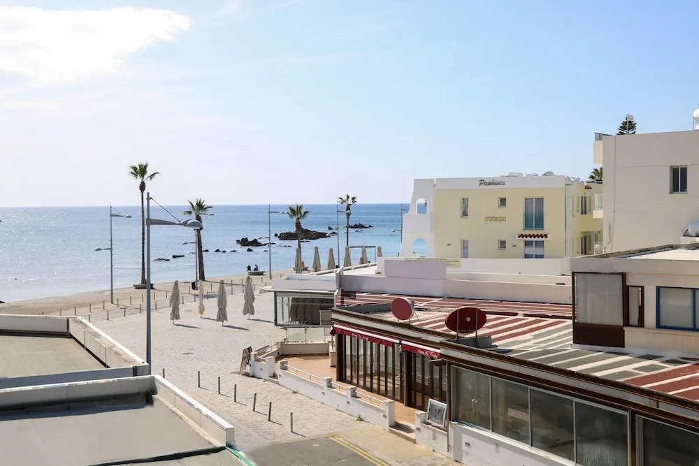 Phaedrus Living: Seaside Luxury Flat Lighthouse 69