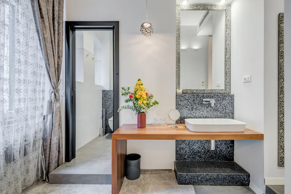 Starlight Luxury Suites