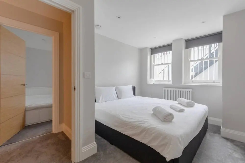 Chic & Spacious 2BD Flat -2 Mins to Baron's Court