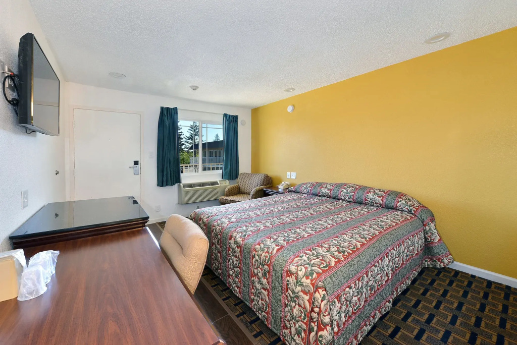 Budget Inn by 101 Bus from Downtown