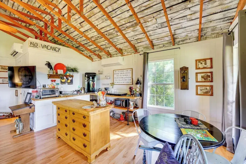 1 Mi to Downtown Eureka Springs: Studio Retreat