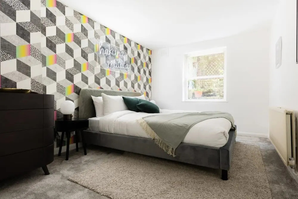 The Kensington Grove - Stylish 2BDR Flat with Private Patio