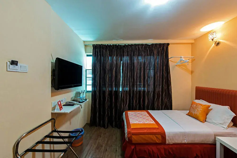OYO 137 1st Centro Hotel
