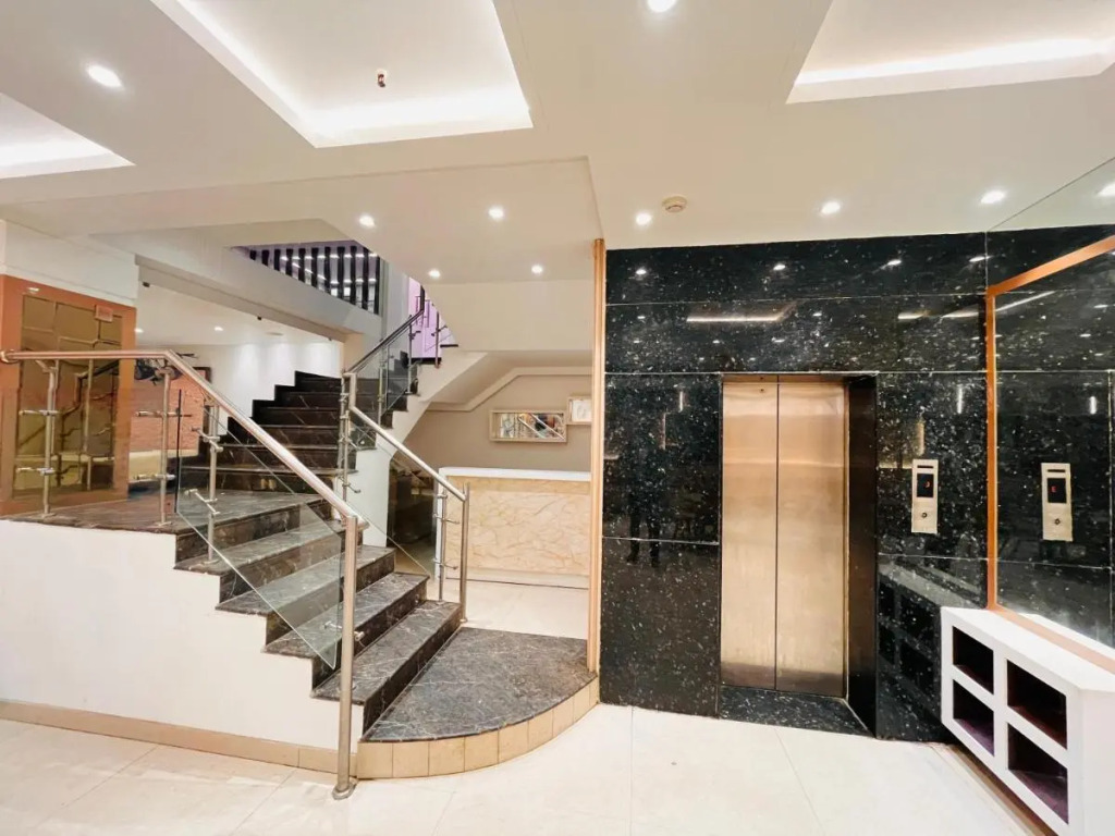 Qotel Hotel AT Residency Kaushambi