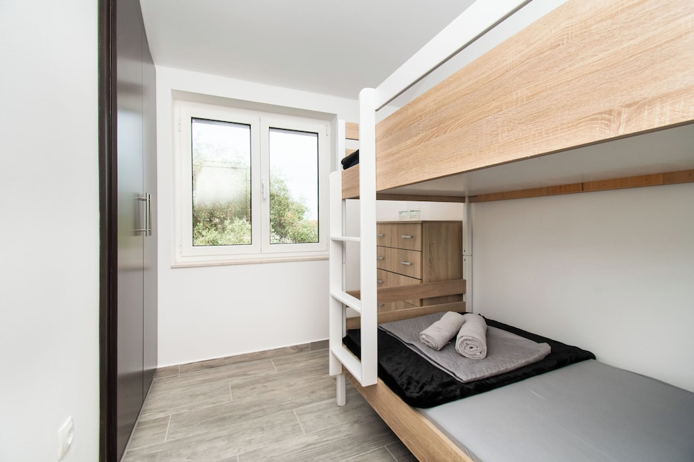 Modern Apartment in Starigrad Paklenica with Barbecue