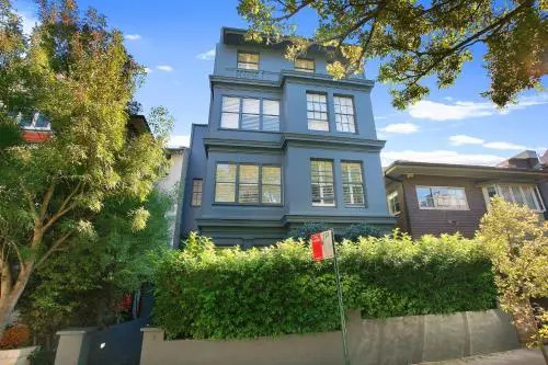 Art Deco in the Cul-de-Sac - Spacious Executive 1BR Potts Point Apartment in Quiet Cul-de-Sac