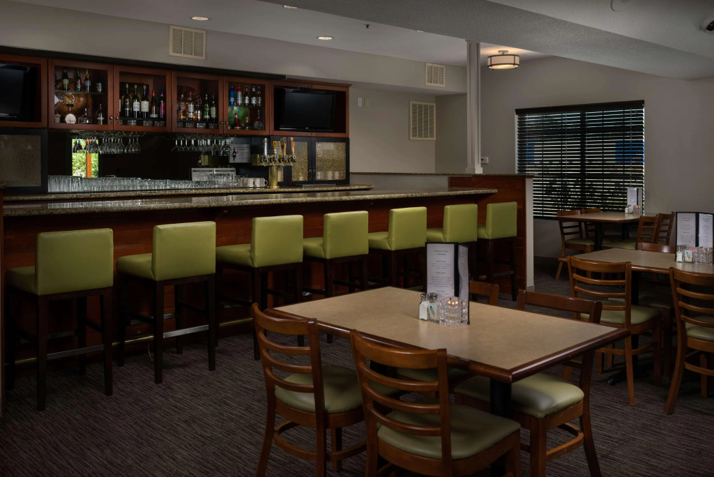 Country Inn & Suites by Radisson, Portland International Airport, OR