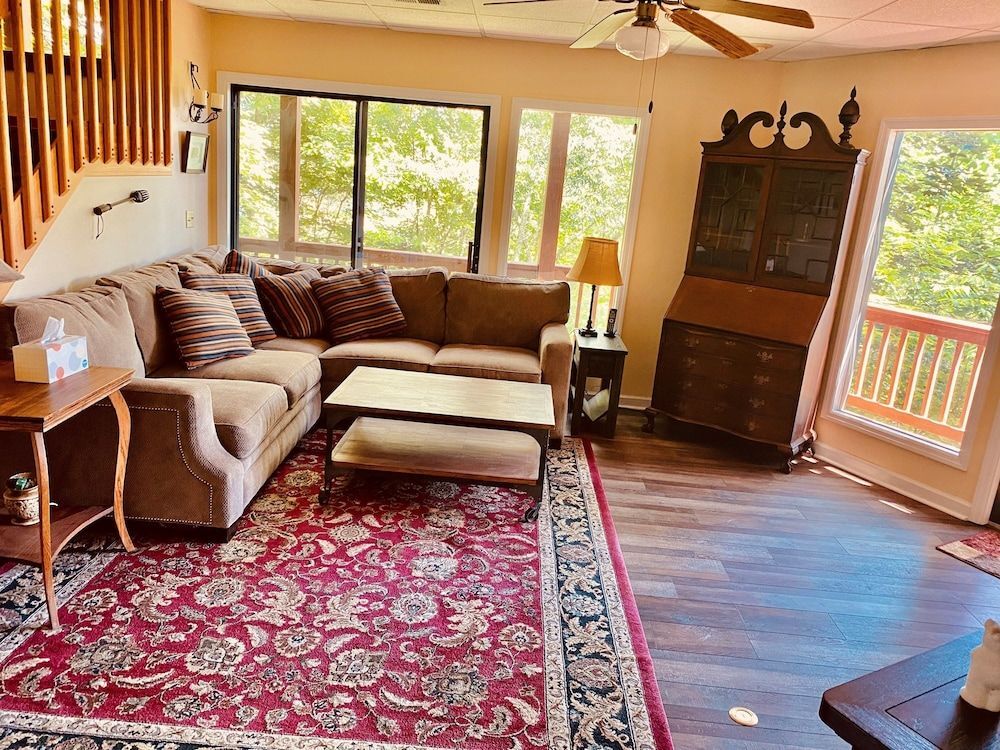 Bear's Mountaintop Views 3 Bedroom Chalet by RedAwning