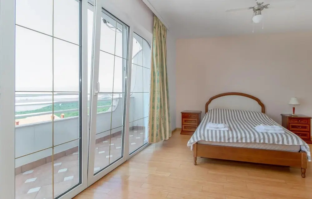 Beautiful Apartment in Dramalj With Wifi and 3 Bedrooms