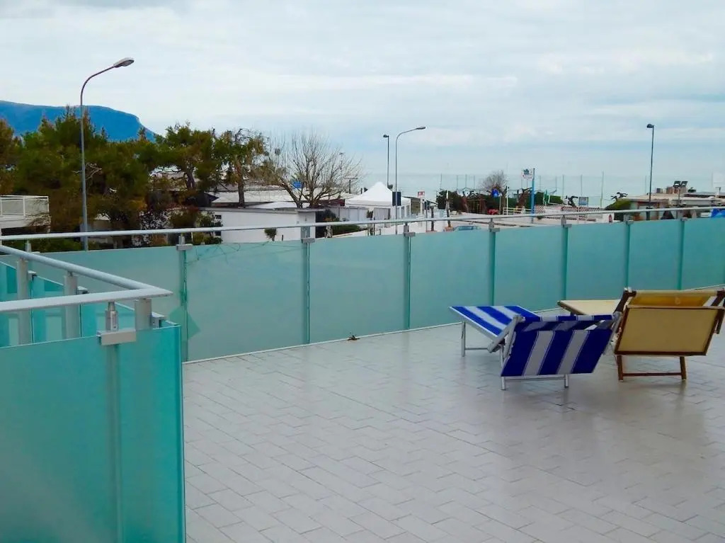M146 - Marcelli, bilocale fronte mare con ampio terrazzo