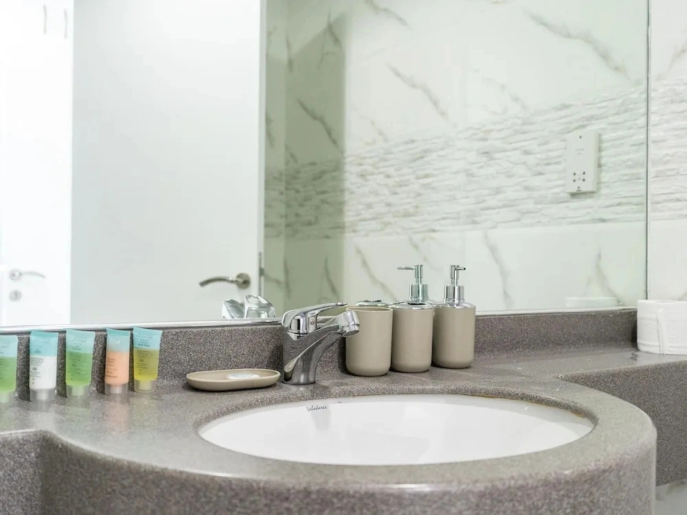 Dubai Marina - Stunning Huge 4 Bedroom Apts Near JBR - Gym - Pool - Parking