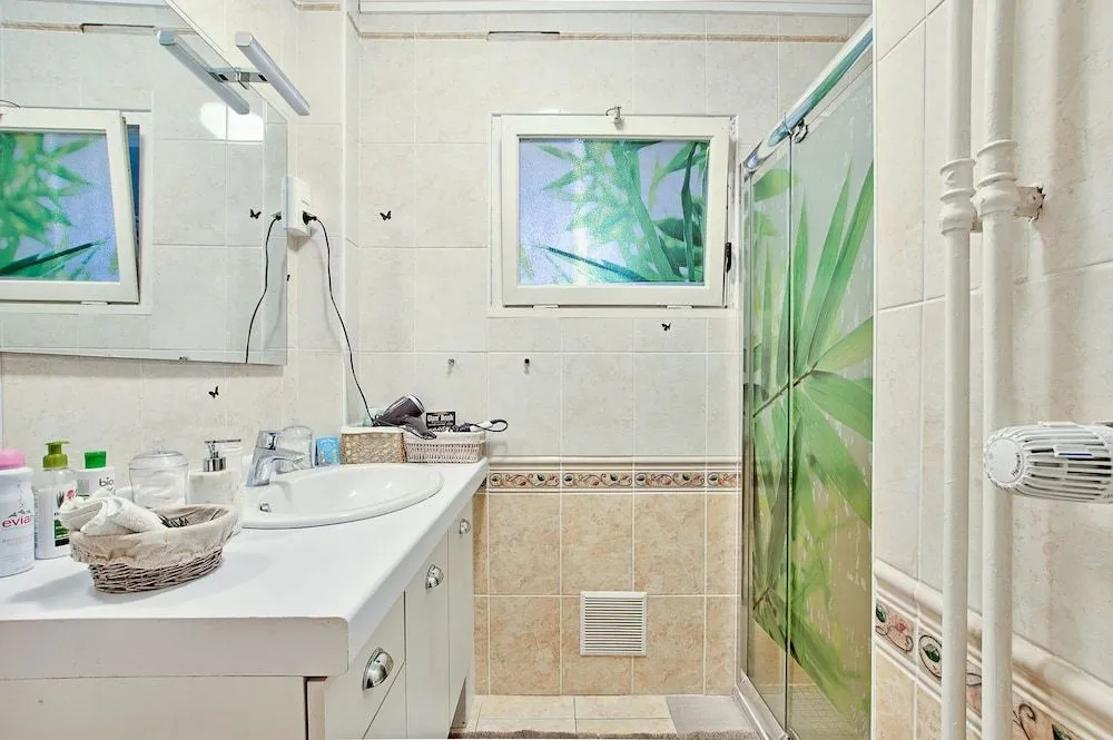 A découvrir ! NATURALBNB - Chambres dhôtes climatisées au calme - Top confort et reposant - PARKING GRATUIT SECURISE - Garage vélos et motos - OFFERT COPIEUX PETIT DEJEUNER fait maison sucré-salé, local et bio - Accueil et convivialité garantis