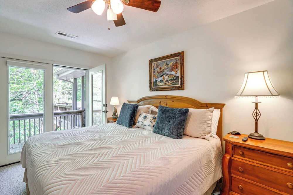 Ellijay Cottage w/ Creek Access & Private Hot Tub!