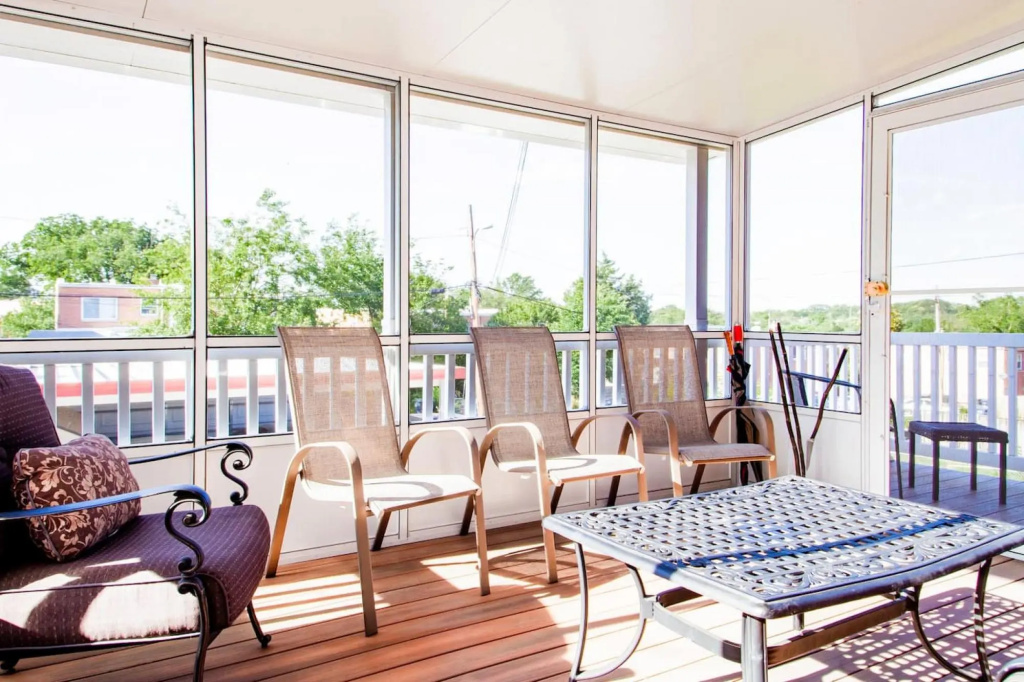 ✶ Gorgeous Home Tucked Away In Greener Part Of Town ✶ Transit-Friendly !