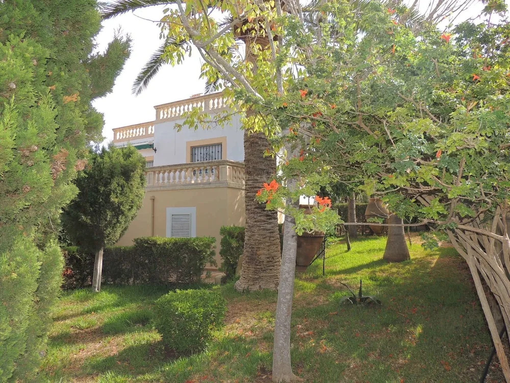 Spacious House in Quiet Residential Area With Private Pool, Terraces and BBQ