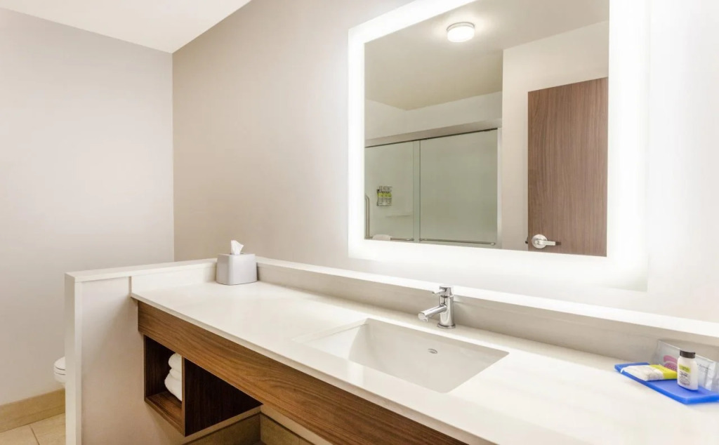 Holiday Inn Express & Suites - Springfield North by IHG