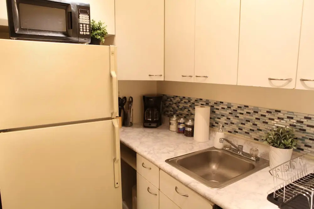 Cozy Central Park Pad Close To Trains & Shops!